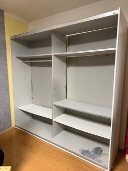 Skříň s posuvnými dveřmi