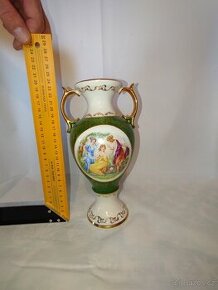 Porcelánová váza a jiné vázy a vázičky