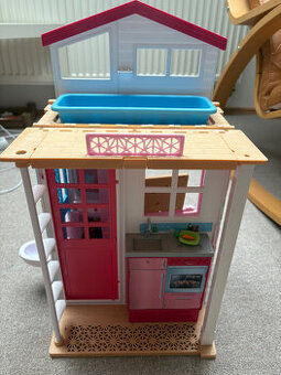 Domeček pro panenky + 4 panenky