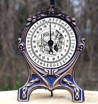 Starožitná figurální litinová váha Hella