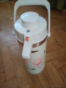 Termo konev s pumpou 2,6 litrů - 1