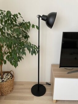 Stojací lampa černá