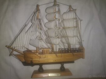 Dřevěný model lodi