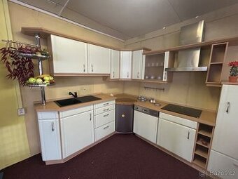 Nová rohová kuchyňská linka vč. spotřebičů– vystavený kus