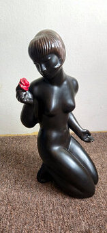 Keramia - akt mladé dívky s růží