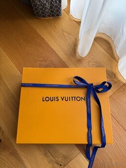 Louis Vuitton krabice a stuha.