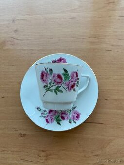 SADA  KRÁSNÝCH 6  NOVÝCH KÁVOVÝCH HRNÍČKÚ S PODŠÁLKY