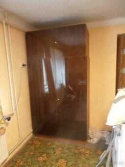 LEŠTĚNÁ ŠATNÍ SKŘÍŇ S NÁSTAVCEM