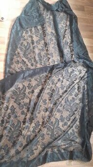 Černé dlouhé závěsy