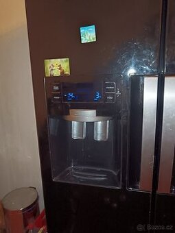 Americká lednice s výr.ledu