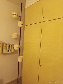 Kovový retro stojan na květináče