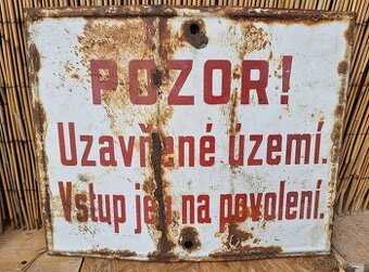 Smaltovana cedule POZOR UZAVŘENÉ ÚZEMÍ