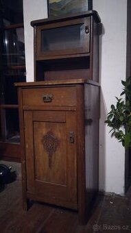 Secesní noční stolek