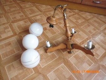 Lustr tříramenný dřevěný použitý funkční