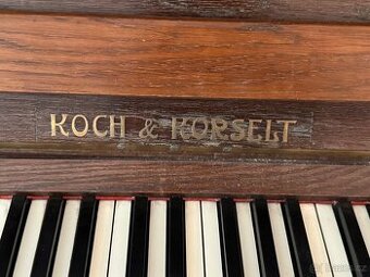 Pianino/klavír Koch a Korselt.