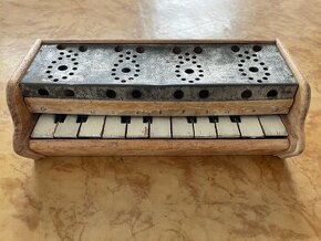 Starožitná hračka – dětský dřevěný klavír