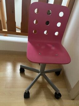 Otočná růžová židle Ikea