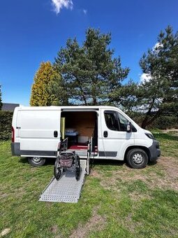 Peugeot Boxer s ručním ovládáním a plošinou 2016