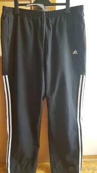 Sportovní kalhoty adidas.