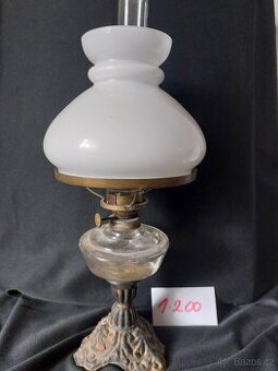 Petrolejová lampa na noze