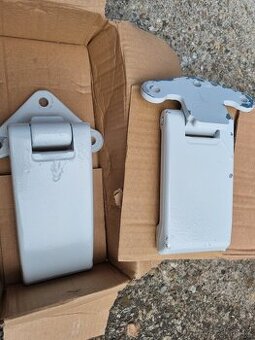 Prodám panty - závěsy Zadních dveří IVECO