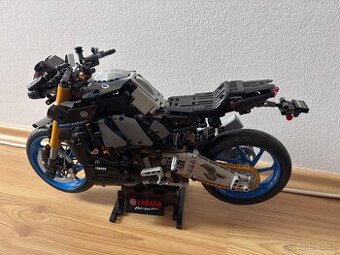 LEGO motorka Yamaha MT10-SP