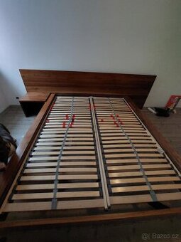 Manželská postel 160x200 z masivu + rošty + matrace