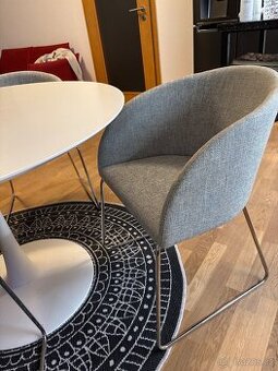 Kulaty jidelni stul bily a 4 kresilka