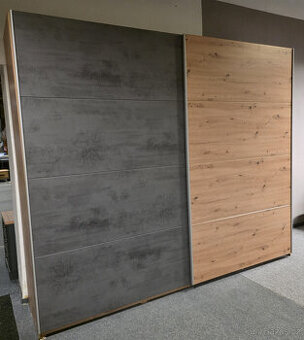 Nová hnědošedá šatní skříň zašupovací