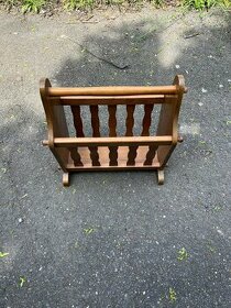 STOJÁNEK NA NOVINY - DŘEVĚNÝ