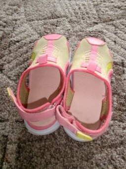 Prodám dívčí sandále
