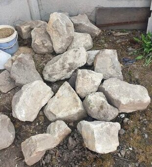 Prodám kámen obklad opuka (pískovec) cca. 40 kusů.