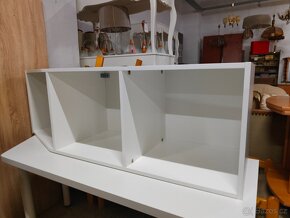 Regál se stolem bílý