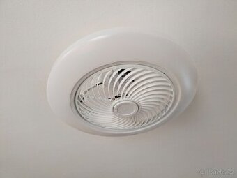 stropní ventilátor se LED světlem
