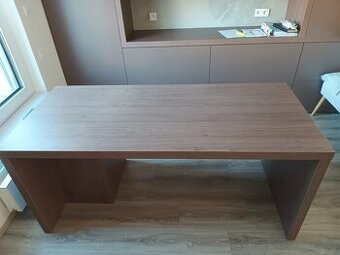 Mohutný pracovní stůl