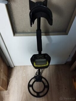 Detektor kovů, používaný ale stále plně funkční