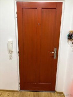 Vchodové dřevěné dveře