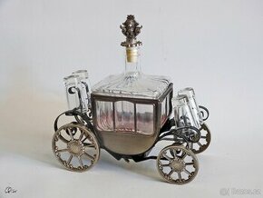 Hudební karafa na alkohol se čtyřmi skleničkami na panáky