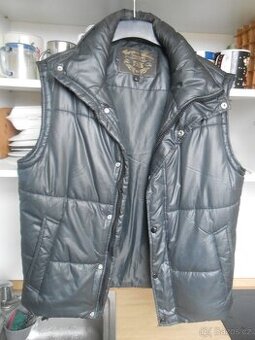 Značková zateplená vesta