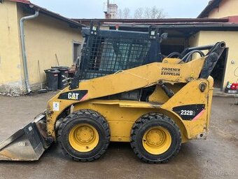 Smykový nakladač CAT 232 B