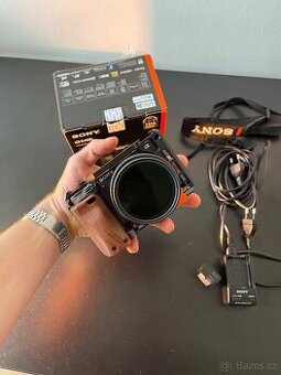 Sony a6400, cage, 2 origo baterie s nabíječkou. Jako nové.
