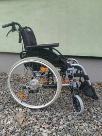 Mechanický invalidní vozík s odjimatelnyma kolama a brzdami