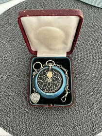 Stříbrné kapesní hodinky OMEGA TULA s řetízkem a krabičkou.