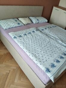 Čalouněná manželská postel