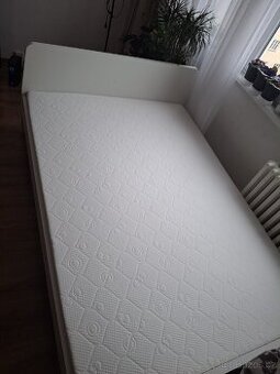 Krásná bila postel 140 šíře ..před dvěma měsíci koupená..