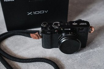 FUJIFILM X100V