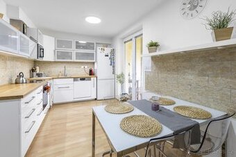 Prodej rodinného domu 212 m2, Ortenova , Pardubice - 1