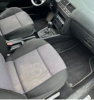 VW Golf 4 ( 3 dveřové ) sedačky přední + zadní
