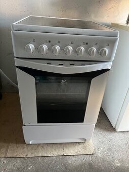 Kuchyňský vařič s elektrickou troubou
