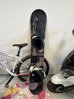 Prodám snowboard včetně vázání a bot